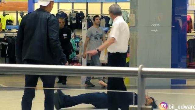 Едвард Бил уложил охранника отдохнуть с вертухи ( удаленный фрагмент ) смотреть онлайн