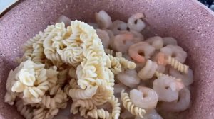 Итальянская кухня. Макароны с креветками , зелёным горошком и соусом «Песто»