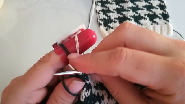 Вязание жаккарда с наперстком без протяжек, двуцветный, лайфхак!? смотреть онлайн