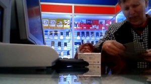 Бабка в салоне сотовой связи в панике. Прикол.