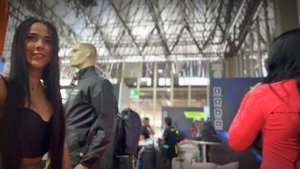 MEDELLIN COLOMBIA WALKING TOUR WITH BEAUTIFUL LATIN GIRLS #colombia #medellin #medellintour #girl