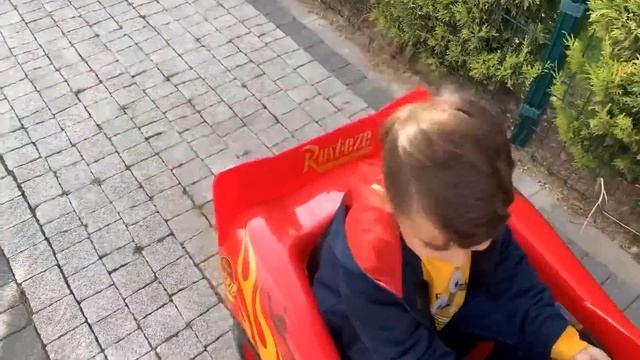 Küçük Şimşek Mcqueen büyük akülü arabayla yarış yapıyor?Bakalım hangisi daha hızlı??? смотреть онлайн