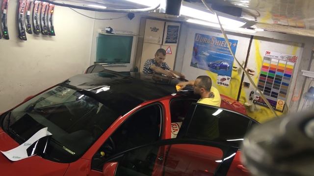 Оклейка крыши авто в пленку чёрный глянец