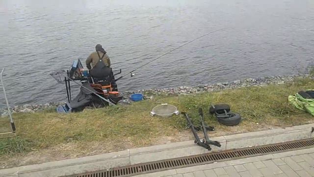 Рыбалка на Москва реке.Конец сентября.Москва смотреть онлайн