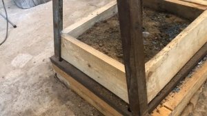 Не звенит наковальня из рельса и не шатается: основание из уголка, приподнял, закрепил, заглушил