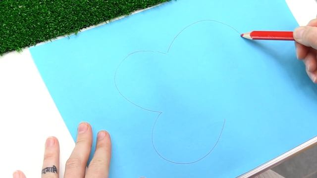 Земляничка превращает мусор в бабочку. Поделки для детей смотреть онлайн