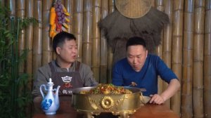 買10只牛蛙，二弟做“麻辣牛蛙” ，鮮嫩爽滑，一口下去滿嘴爆香｜Mukbang【鐵鍋視頻】