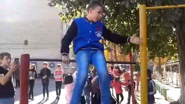 Кувырки на турнике смотреть онлайн