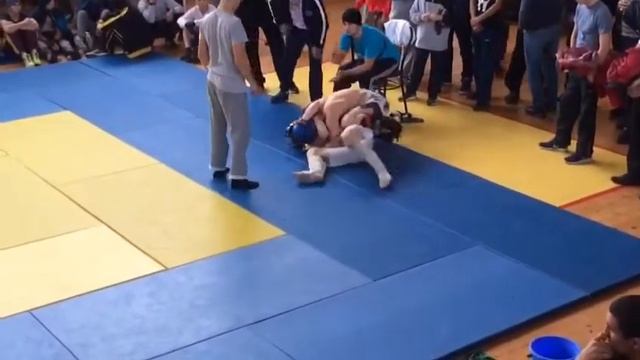 г. Махачкала Гульбамаитов Муслим Чемпион турнира DAG-FC. Победа болевым приёмом ( Анаконда )Б/к Бое смотреть онлайн