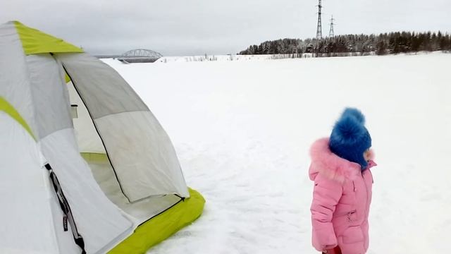 На рыбалке, Катюшке 3.5 года//Пролив Экостровский, озеро Имандра