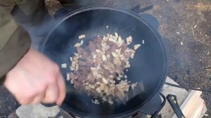 Солдатский кулеш в казане на костре.