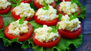 Вкусно и без сложностей. 
ЗАКУСКА ИЗ ПОМИДОРОВ С ПЛАВЛЕНЫМ СЫРОМ