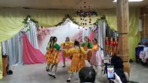 По саду девки гуляли