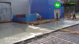 Процесс укладки бетонной дороги