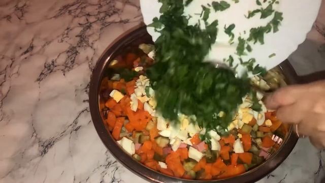 САЛАТ ОЛИВЬЕ/МОСКОВСКИЙ САЛАТ/ДОМАШНИЙ РЕЦЕПТ/ПРАЗДНИЧНЫЙ САЛАТ ДЛЯ НОВОГОДНЕГО СТОЛА смотреть онлайн