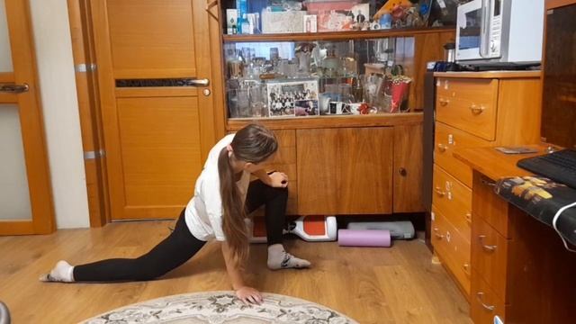 Растягиваю левый шпагат смотреть онлайн
