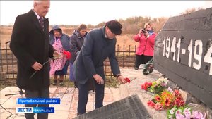 На месте бывшей деревни Островки открыли мемориальную доску в память о детях войны.