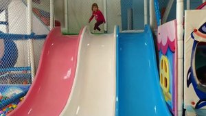 Маленькая Катя катается с горки Детская площадка