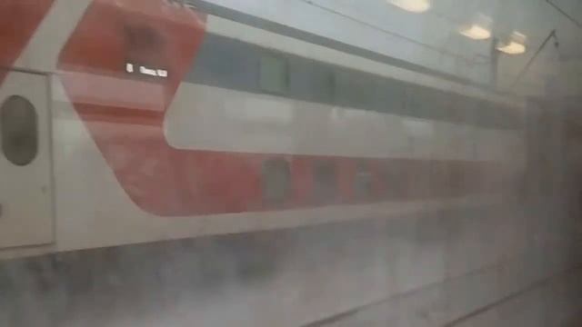 ЭП20-006 со скорым двухэтажным поездом №104 "Москва — Адлер" (из окна электропоезда ЭД4М-0201) смотреть онлайн