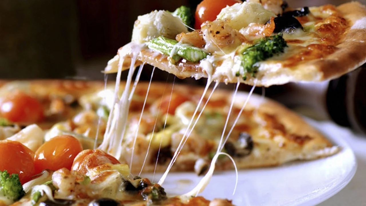 БЫСТРАЯ ПИЦЦА С КОЛБАСОЙ И СЫРОМ. Домашняя пицца. Рецепт пиццы. Pizza. #рецепты