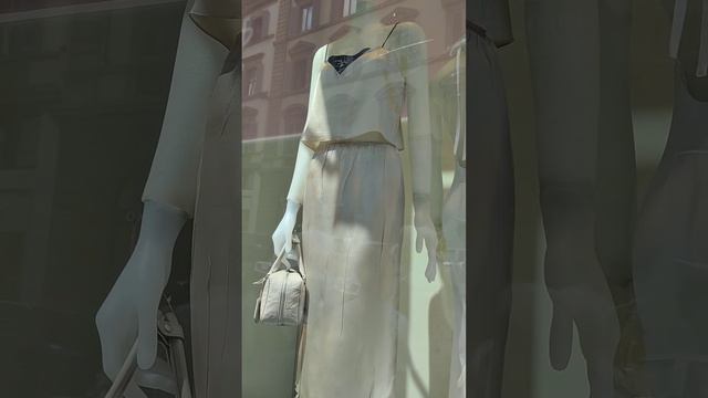 Prada. Разбор образа летней коллекции 2023. Вещи в бельевом стиле в повседневных образах. смотреть онлайн