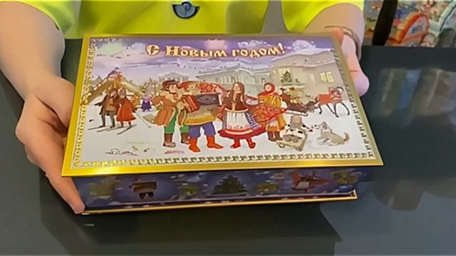 Сладкий новогодний подарок Новогодние мотивы 700 грамм в жестяной шкатулке смотреть онлайн