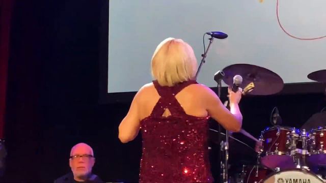 Darlene Love "Christmas (Baby Please Come Home)" (NYC Town Hall, 18 December 2021) смотреть онлайн
