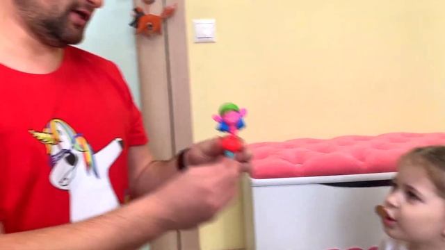 Алиса распаковывает Троллей из Макдоналдс./Alice unpacks The Trolls from Mcdonalds. смотреть онлайн