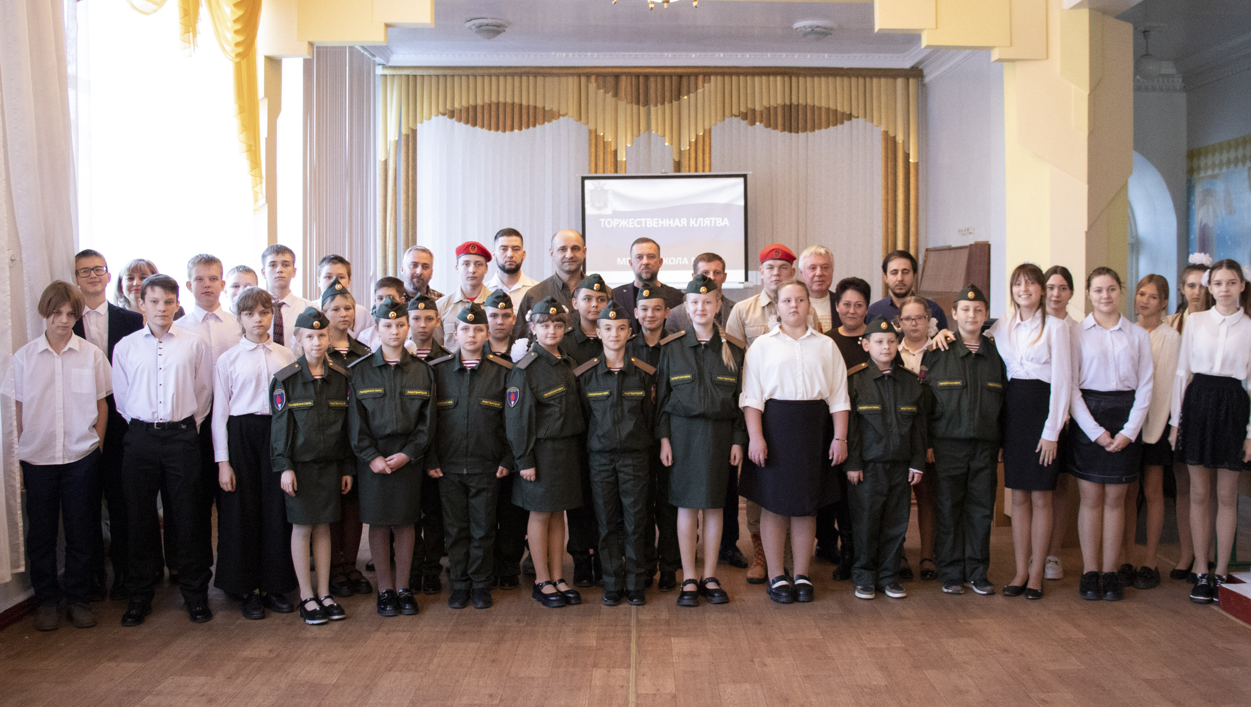Артем Жога поздравил школьников-гвардейцев Ждановки с принятием присяги