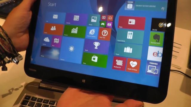 Toshiba Satellite Click - Günstiges 2-in-1 Tablet-Notebook mit AMD-Plattform auf der IFA 2013 смотреть онлайн