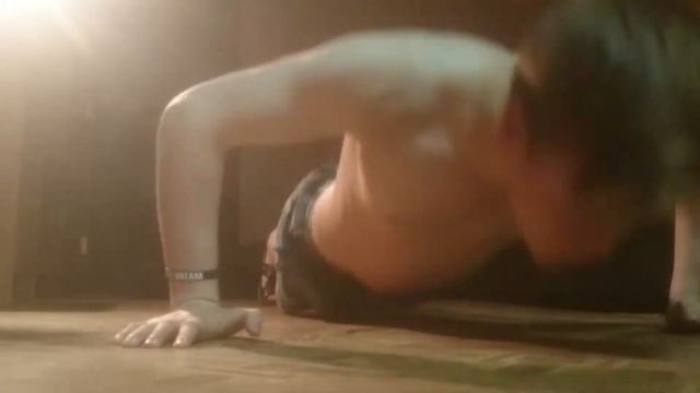 ВЫЗОВ - 7 день - ОТЖИМАНИЯ - Слабо прям щас отжаться 5 раз? Тогда делай!!! смотреть онлайн