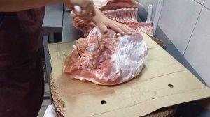 Простая разделка свиного задка в домашних условиях.