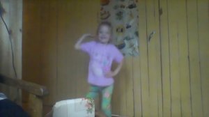 Классный танец маленькой девочки)