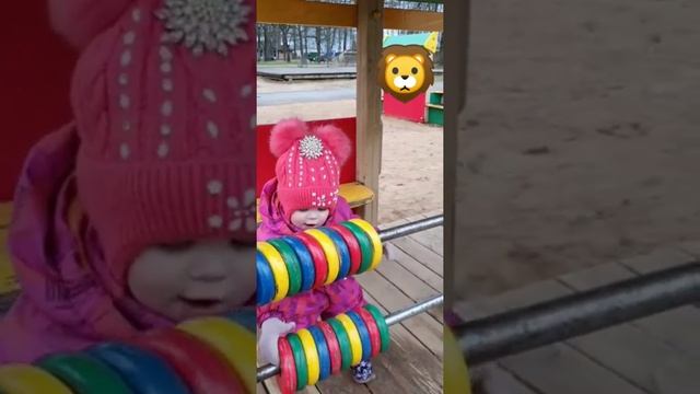 Долго жданная прогулка. Лика гуляет, играет, катается на самокате и с горки.