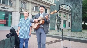 Приезжая семья фотографируется у памятника Пушкину (На фоне Пушкина снимается семейство)