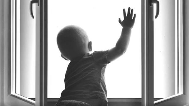 Как защитить ребенка от падения из окна смотреть онлайн