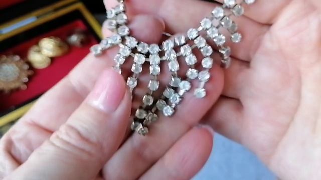 108. Распаковываем лом винтажной советской и чехословацкой винтажной бижутерии. ? Часть 2.