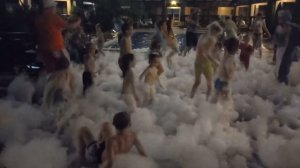 Варюша и Анюша на пенной вечеринке под песню руки над головами