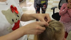 Плетение косы из 5 прядей с завязанными глазами!