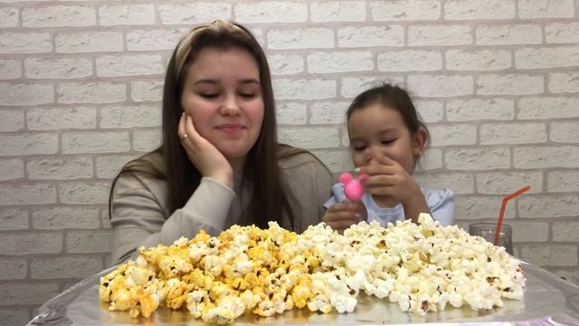 MUKBANG?С Дочкой?/Попкорн с карамелью/Попкорн с сыром/На что снимаем??/ popcorn/mukbang. смотреть онлайн
