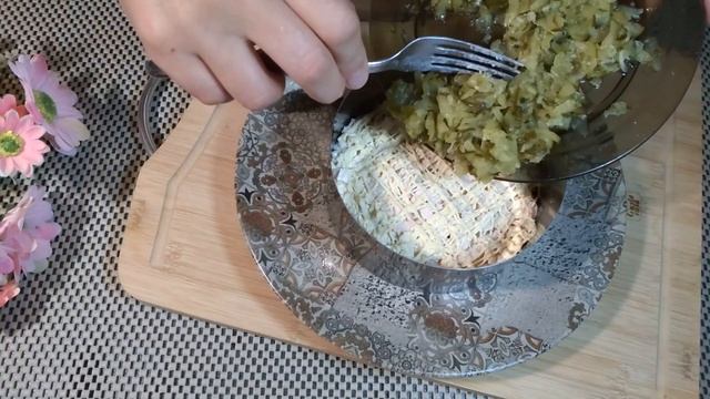 Вкусный и сытный салат с курицей и грецкими орехами
