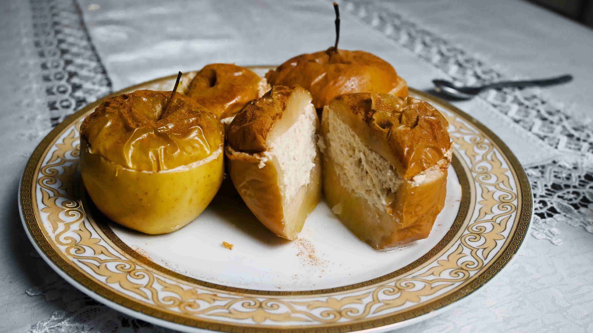 Яблоки запеченные с творогом. Печеные яблоки с творогом. Десерт из печеных яблок. Запеченные яблоки с творогом десерт.
