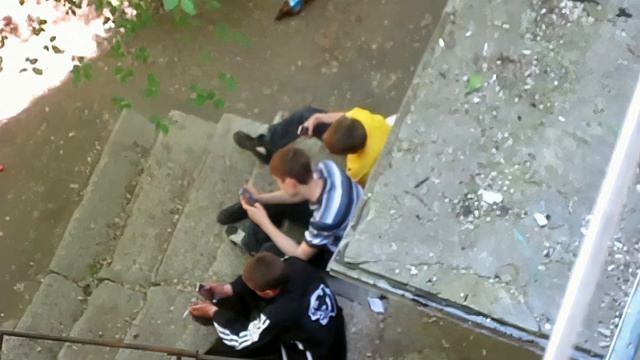 Кинул пакет с водой в трёх дебилов (8K 60fps UHD)