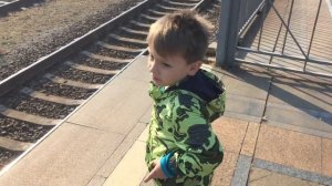 Видео про поезда для детей Смотрим с Артёмом пассажирский и товарный поезд железная дорога и поезда