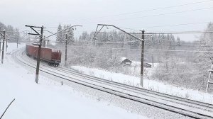 Поезда в красивом месте на Транссибе около остановочного пункта Саламатово. Декабрь 2021 года.