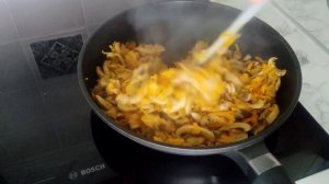 САЛАТ из куриных сердечек с морковью,луком и грибами/ Очень вкусный и сытный.