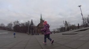 Лев катается на роликах