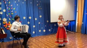 Девочка Василиса поет русскую народную песню в ансамбле Авсень