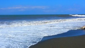 Шторм на море. Смыло гальку с пляжа. Якорная щель (Сочи)/ Storm on the sea. Sochi