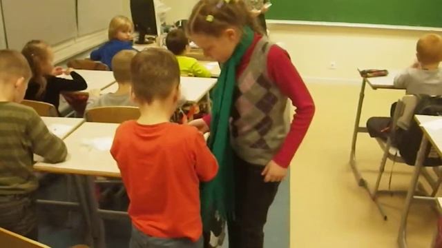 Настя учит лепить из пластилина 2